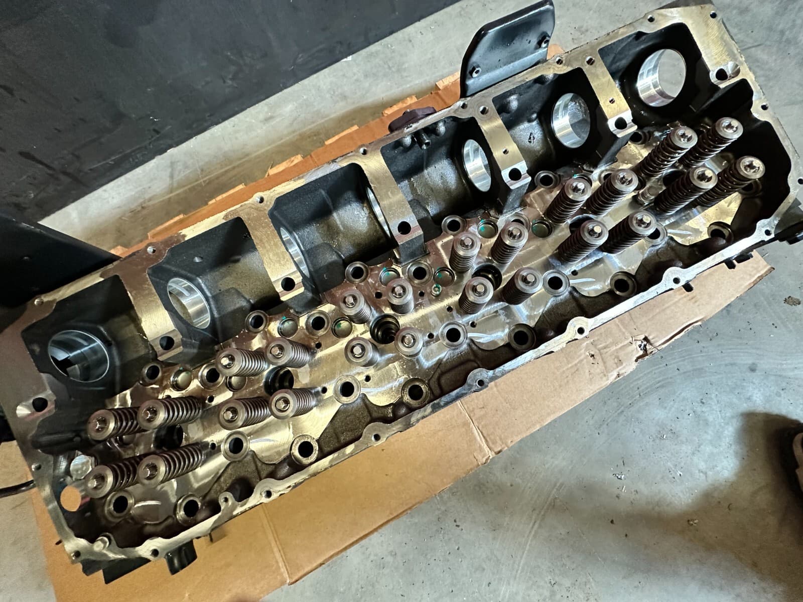 5801872915 5802531428 Cylinder head assy 5801617046 Cursor 9 FPT