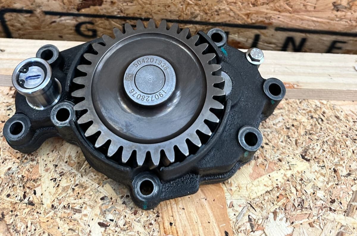 5801608329 504201936 Oil pump Cursor 9 FPT