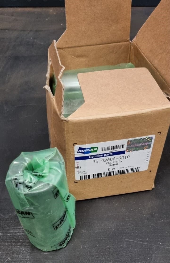 65.02502-0010 Piston pin, Doosan new surplus